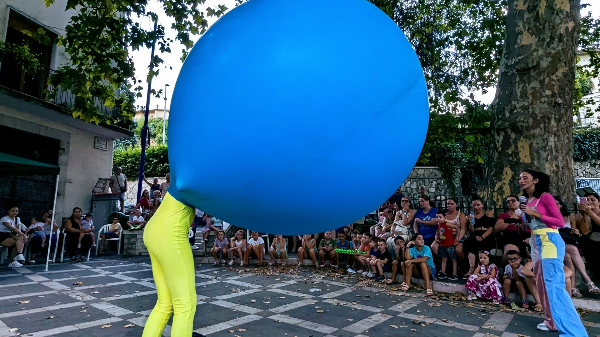 donna_nel_pallone_gigante_spettacolo_09