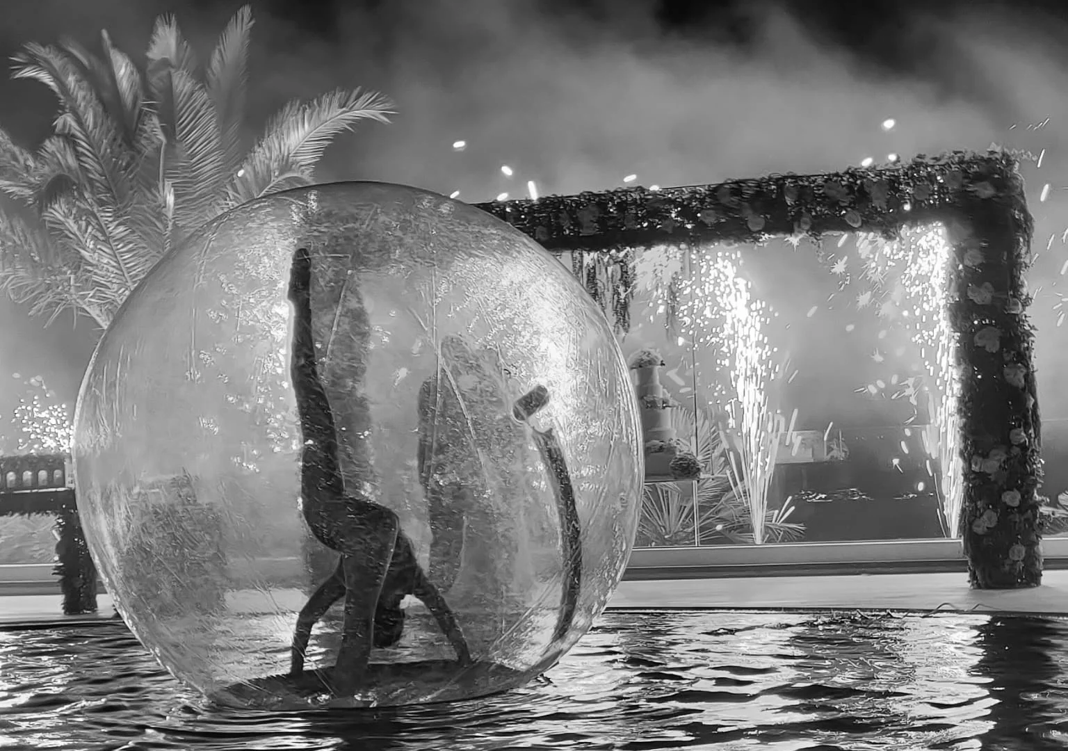 ballerina_acqua_sfera_spettacolo_piscina_01