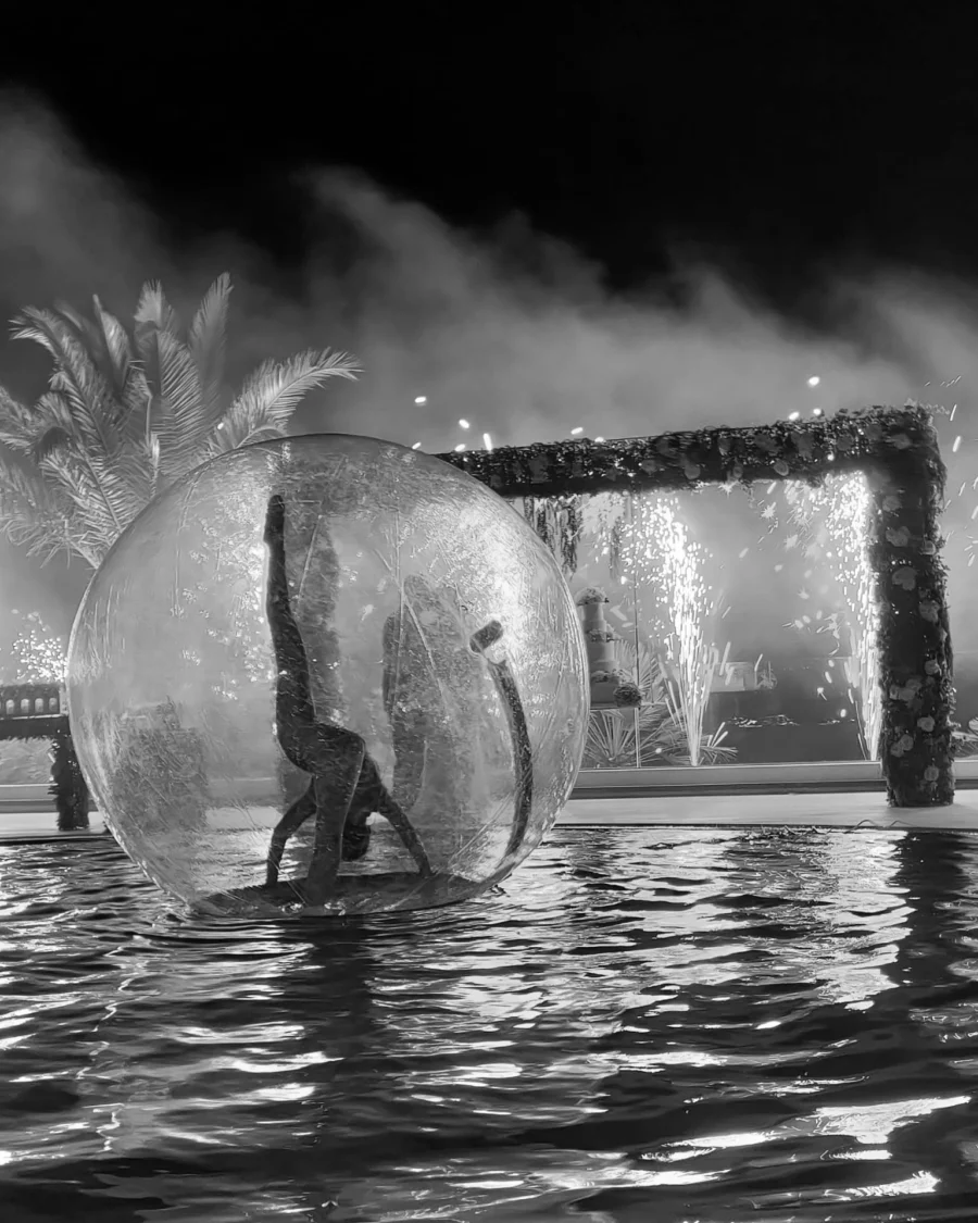 Ballerina nella palla sull’acqua, danza con la waterball