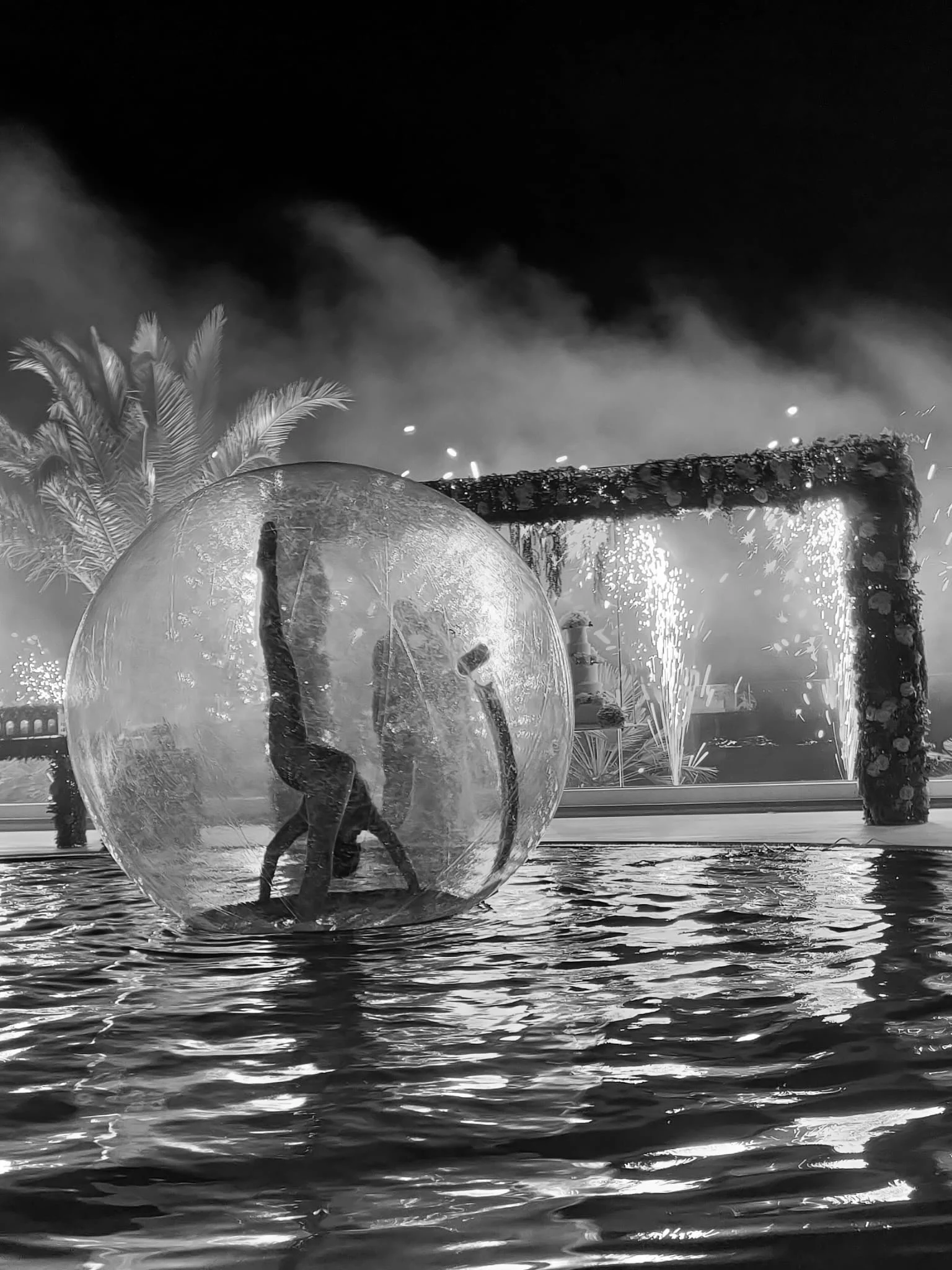 ballerina_acqua_sfera_spettacolo_piscina_01