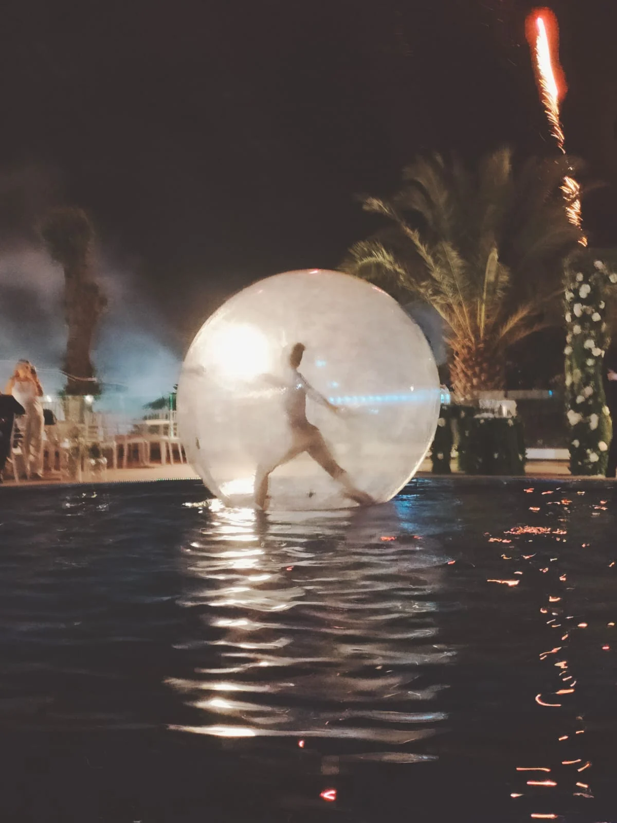 ballerina_sfera_piscina_acqua_spettacoli_artisti_03