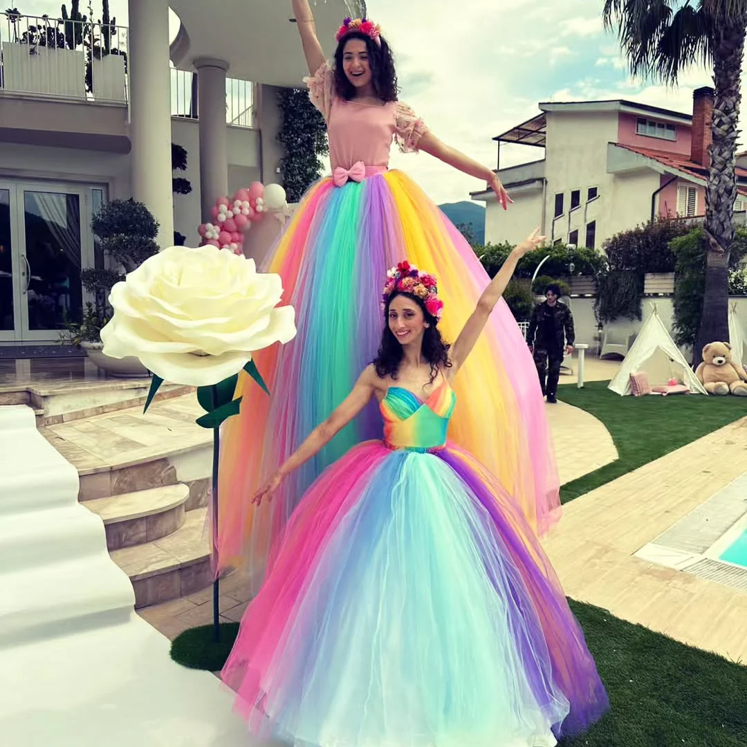 artisti_con_abiti_arcobaleno_0
